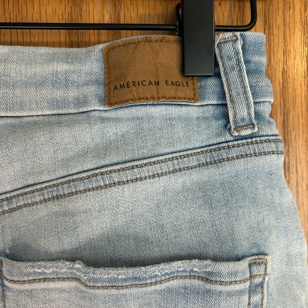 American Eagle High Rise Distressed Denim Shorts Light Wash Women’s Size 2 - Picture 8 of 8